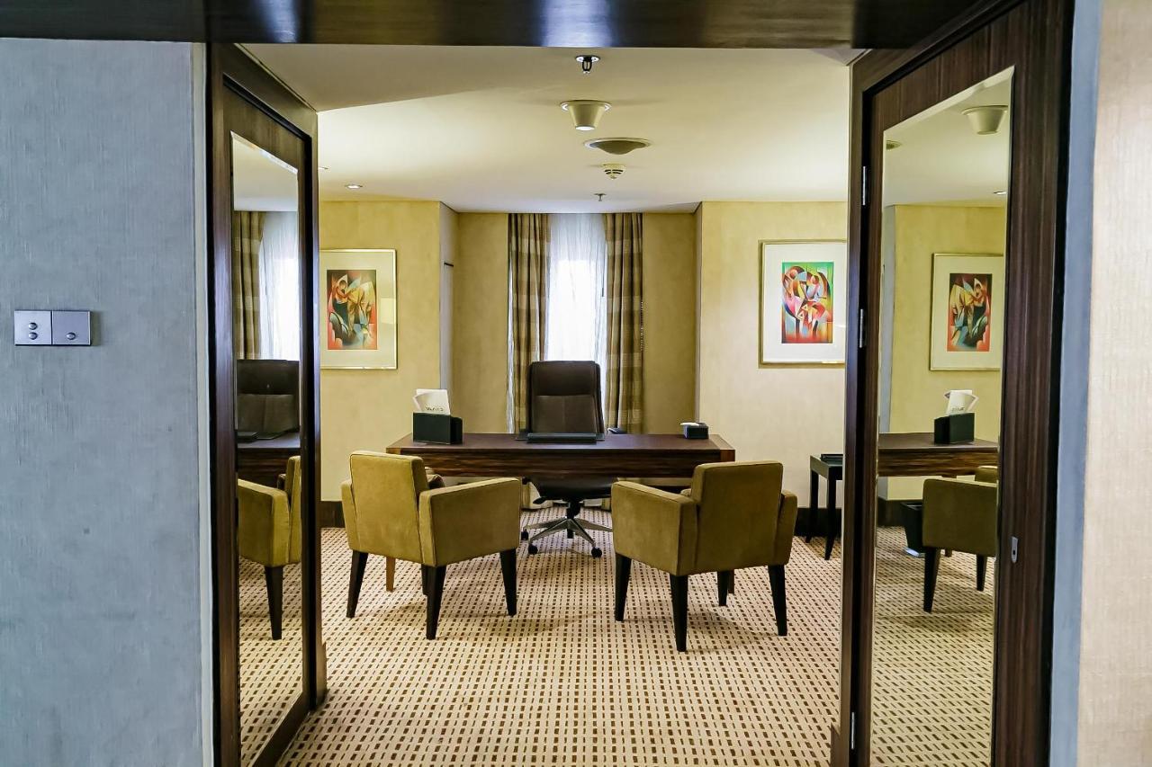 Lagos Continental Hotel Εξωτερικό φωτογραφία A typical office at the Dubai International Financial Centre