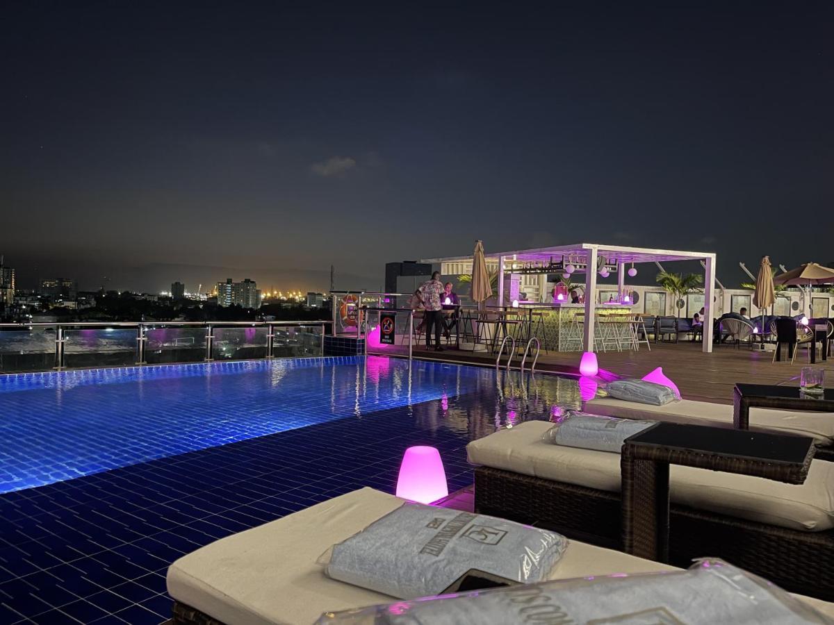 Lagos Continental Hotel Εξωτερικό φωτογραφία The rooftop pool at the hotel