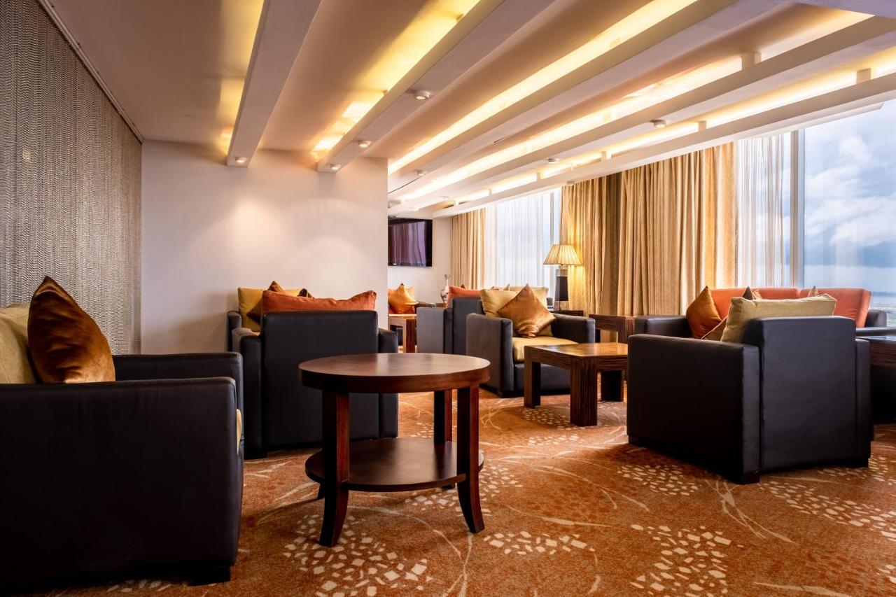 Lagos Continental Hotel Εξωτερικό φωτογραφία The Club lounge at Hong Kong International Airport