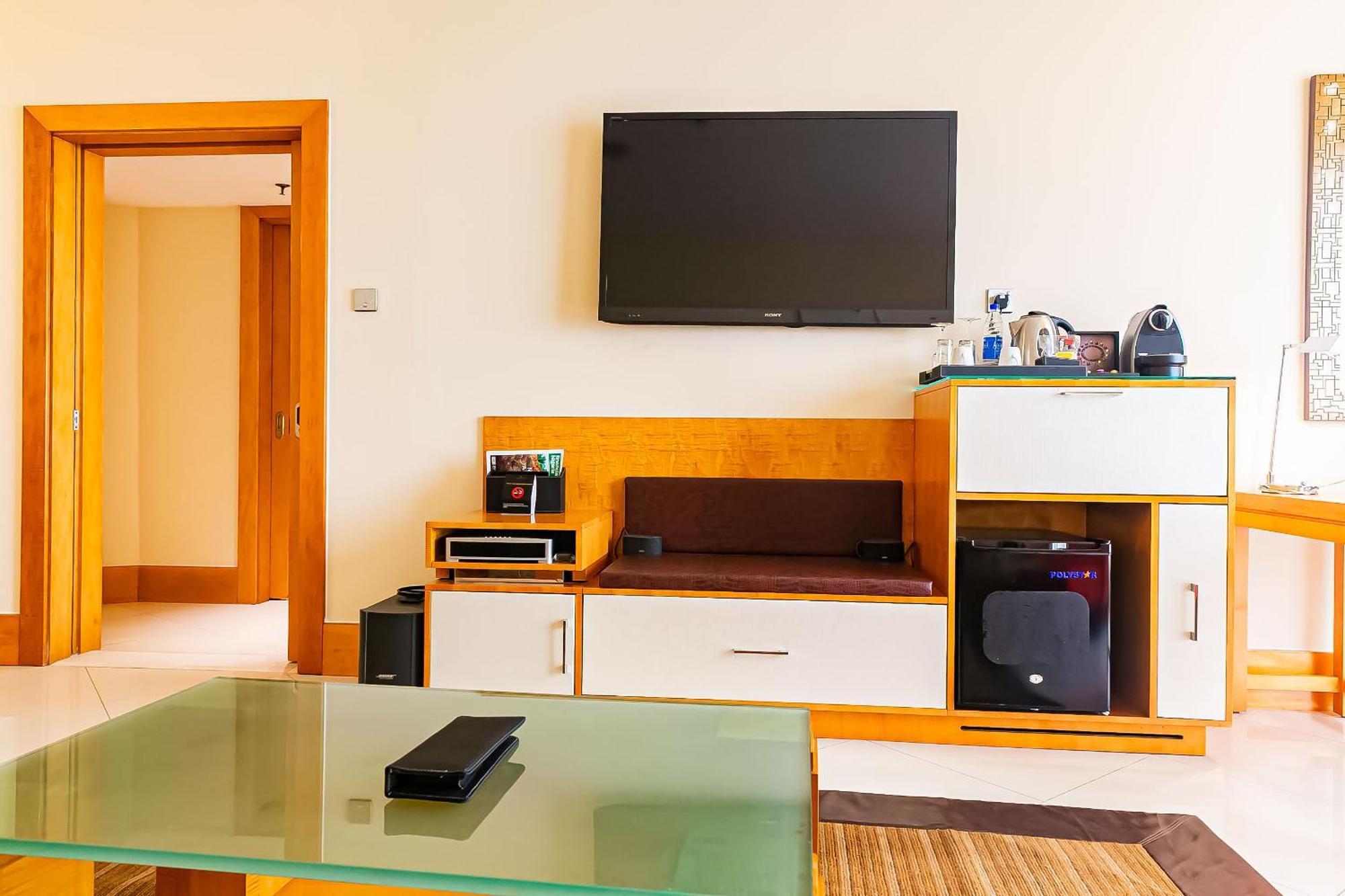 Lagos Continental Hotel Εξωτερικό φωτογραφία A television set in a hotel room