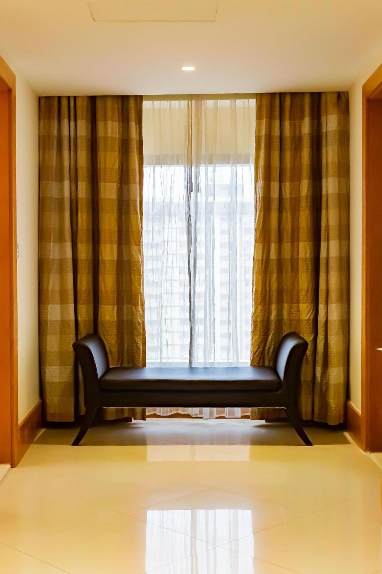 Lagos Continental Hotel Εξωτερικό φωτογραφία Window seat with a settee