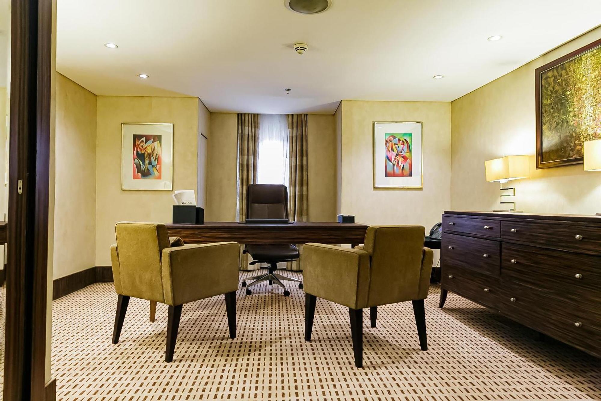 Lagos Continental Hotel Εξωτερικό φωτογραφία A typical office at the Four Seasons Hotel, London