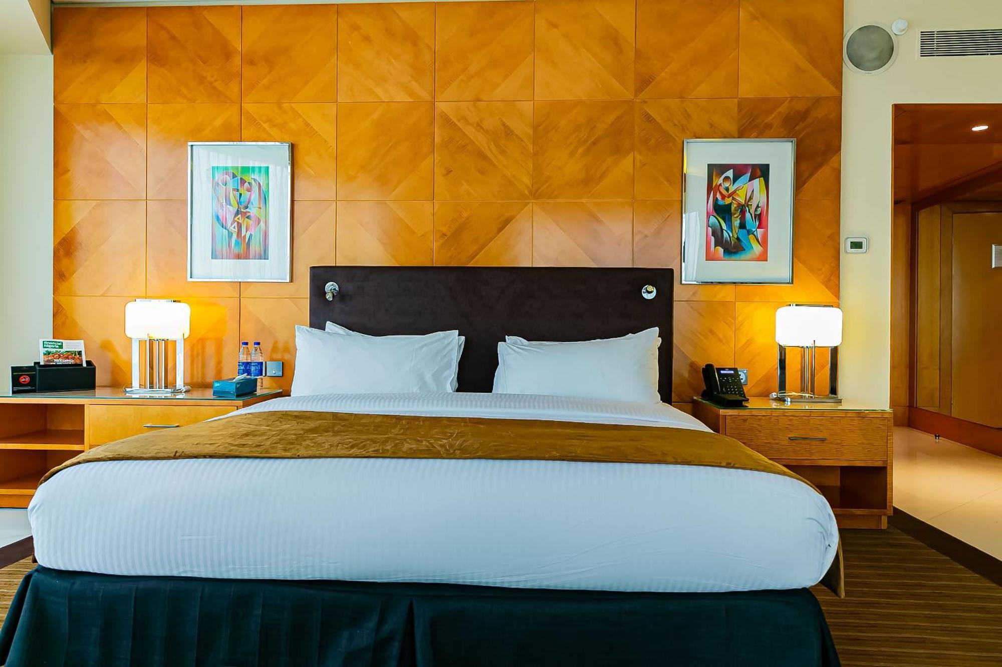 Lagos Continental Hotel Εξωτερικό φωτογραφία A bedroom at the hotel
