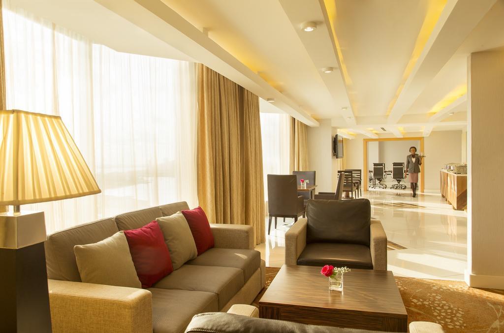 Lagos Continental Hotel Εξωτερικό φωτογραφία A suite at the hotel
