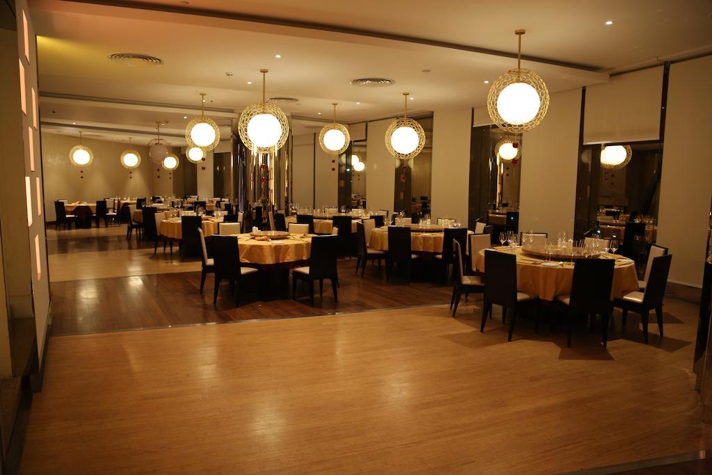 Lagos Continental Hotel Εξωτερικό φωτογραφία The interior of the restaurant