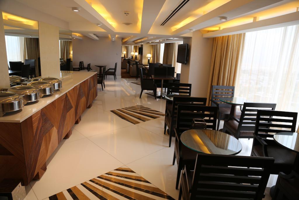 Lagos Continental Hotel Εξωτερικό φωτογραφία The Royal Club Lounge at the Royal Plaza Hotel